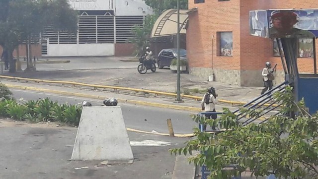 Reprimen con lacrimógenas a manifestantes en la Francisco Fajardo / Foto: Eduardo Ríos La Patilla