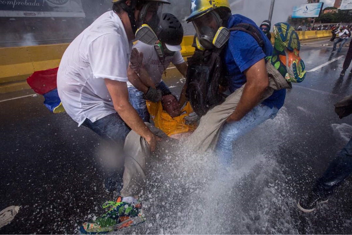 Un ejemplo de la represión salvaje del régimen: Ataque de ballena contra el diputado Paparoni (Video)