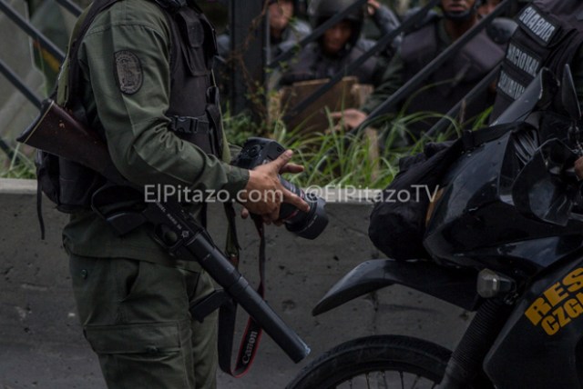 El Pitazo / Cortesía / GNB robando a un periodista 