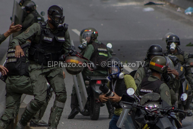 ¡LADRONES!… este es el preciso instante en que la GNB le roba la cámara a un reportero gráfico