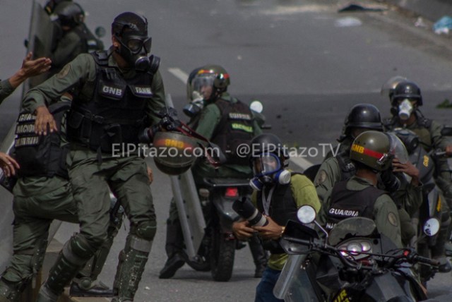 El Pitazo / Cortesía / GNB robando a un periodista 