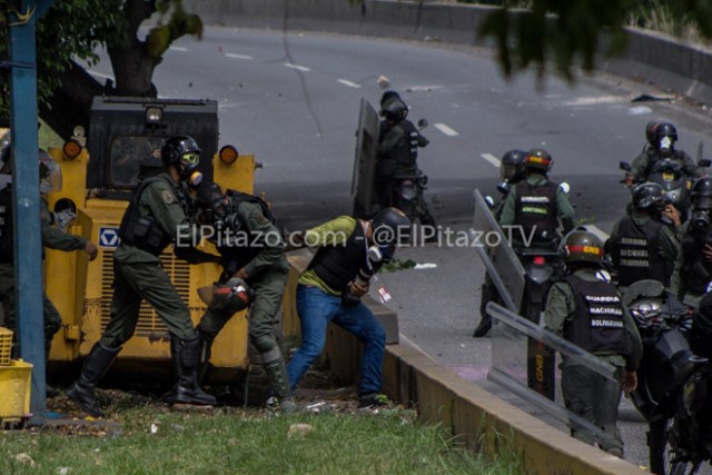 El Pitazo / Cortesía / GNB robando a un periodista 