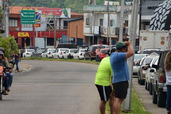 Llegada de combustible al Táchira abarrotó las gasolineras