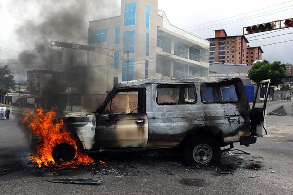 Quemaron camioneta durante trancazo en Táchira