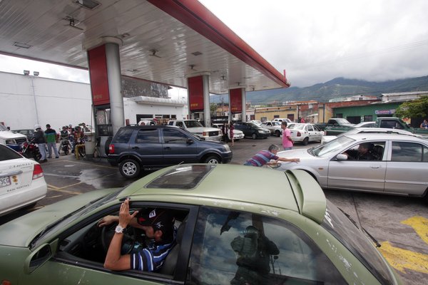 En Táchira cobran la gasolina en pesos colombianos