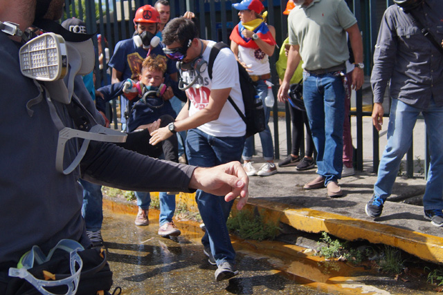 Reportan un afectado por inhalación de gases lacrimógenos en Las Mercedes. Foto: Gabriela Gómez / LaPatilla.com