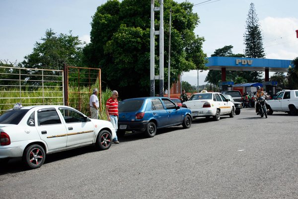 Cola interminables en bombas de gasolina del Táchira