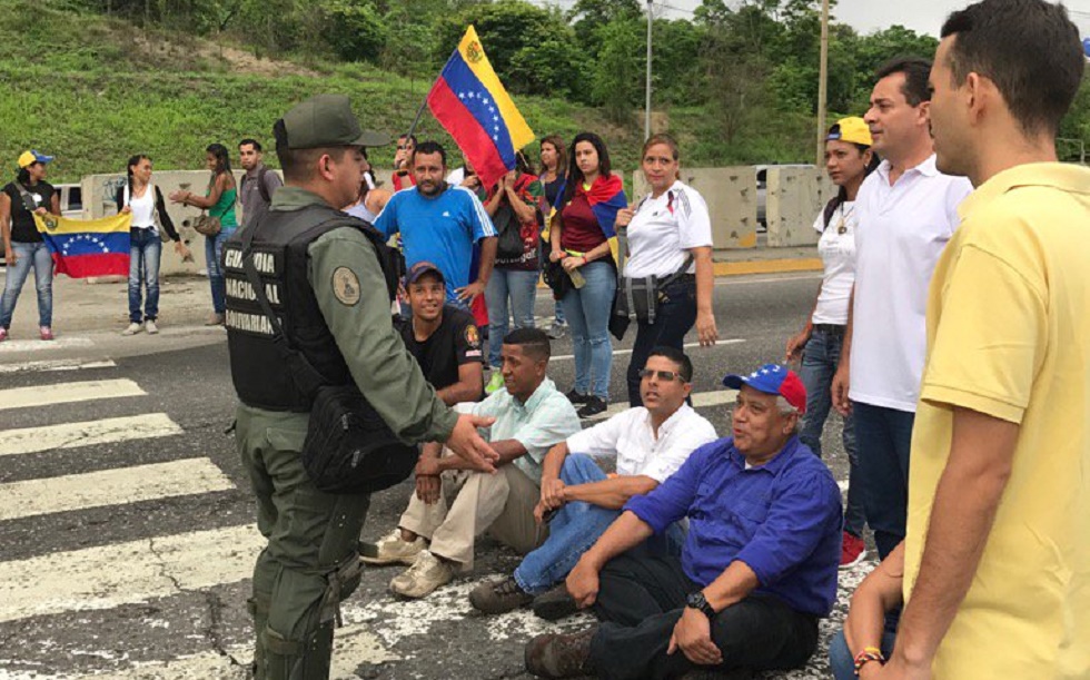 En la Guarenas-Guatire también se unieron al plantón nacional #15May (Fotos)