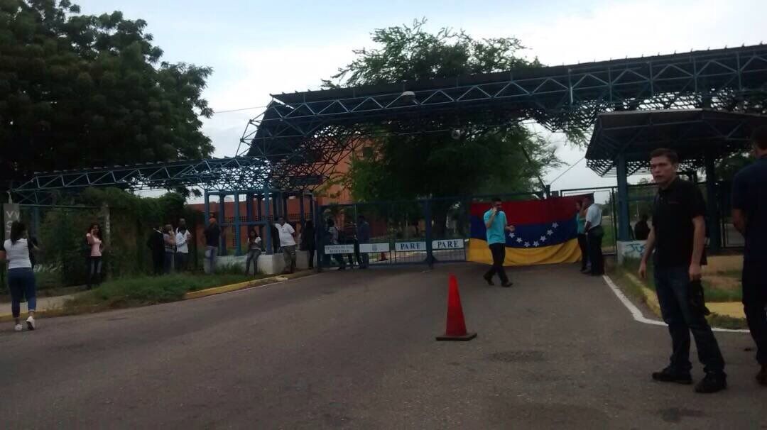 Cierran acceso a la Universidad del Zulia