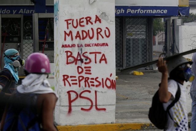 La fuerte represión de la GN contra la Marcha de Los Libertadores. REUTERS/Marco Bello