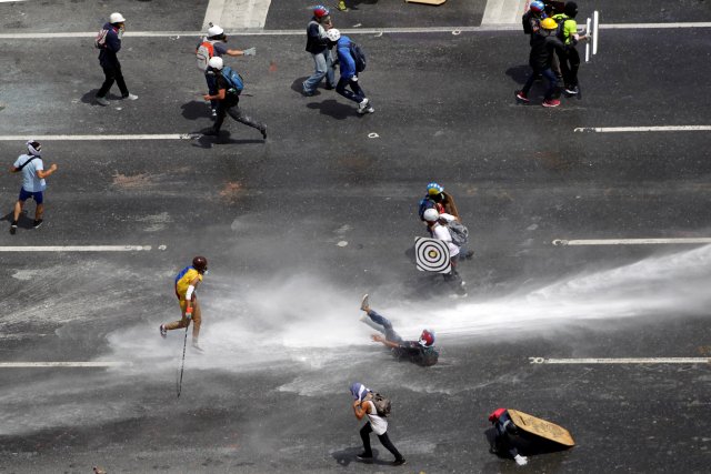 La fuerte represión de la GN contra la Marcha de Los Libertadores. REUTERS/Christian Veron