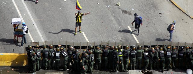 La fuerte represión de la GN contra la Marcha de Los Libertadores. REUTERS/Christian Veron