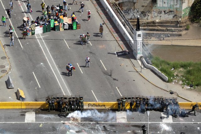 La fuerte represión de la GN contra la Marcha de Los Libertadores. REUTERS/Christian Veron