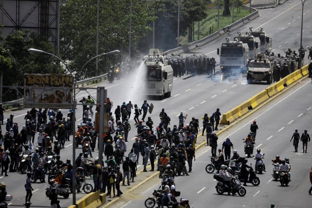 La fuerte represión de la GN contra la Marcha de Los Libertadores. REUTERS/Carlos Barria