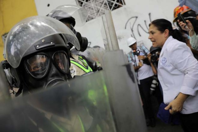 Members of the riot security forces stand guard in front of demonstrators during a rally called by health care workers and opposition activists against Venezuela's President Nicolas Maduro in Caracas, Venezuela May 22, 2017. REUTERS/Carlos Barria