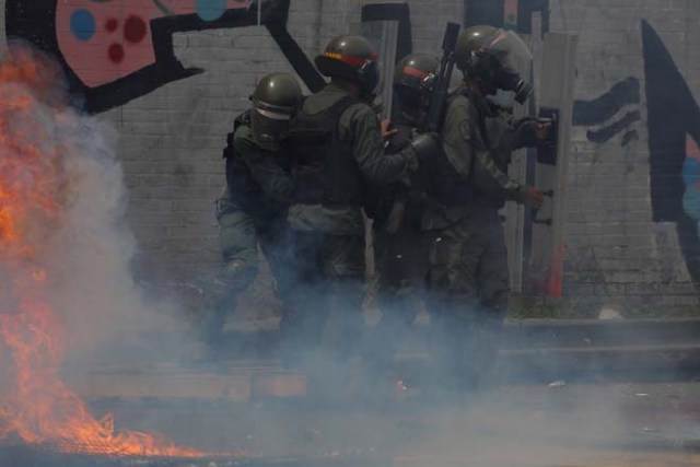 Riot security forces clash with demonstrators during a rally called by health care workers and opposition activists against Venezuela's President Nicolas Maduro in Caracas, Venezuela May 22, 2017. REUTERS/Carlos Barria