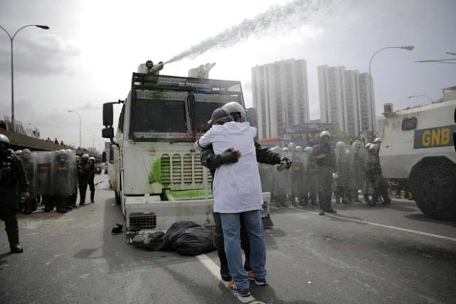 A doctor embraces a member of the Venezuelan National Guard during a rally called by health care workers and opposition activists against Venezuela's President Nicolas Maduro in Caracas, Venezuela May 22, 2017. REUTERS/Carlos Barria