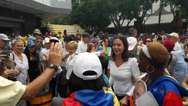 Los padres de María Corina llegan a Chacaíto para participar en la marcha de los abuelos (Foto lapatilla)