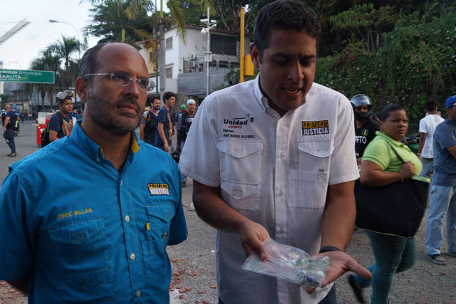 El diputado a la AN, José Manuel Olivares muestra las metras lanzadas contra los manifestantes en Las Mercedes. Foto: Gabriela Gómez / LaPatilla.com