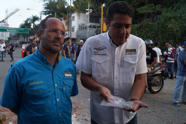 El diputado a la AN, José Manuel Olivares muestra las metras lanzadas contra los manifestantes en Las Mercedes. Foto: Gabriela Gómez / LaPatilla.com