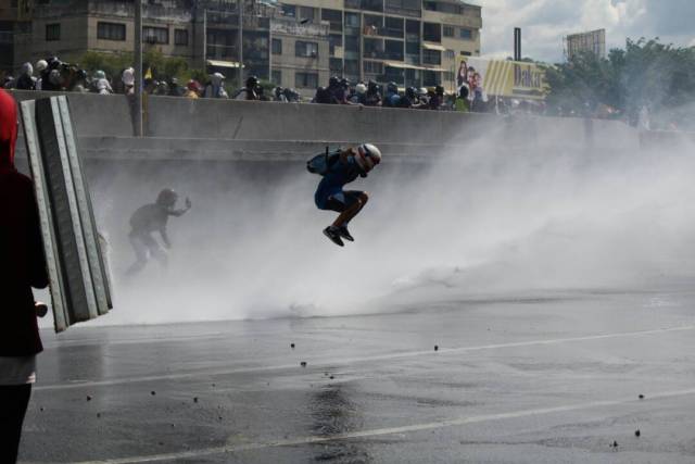 La resistencia no cede ante la brutal represión de la GN en la Fajardo. Foto: Régulo Gómez / LaPatilla.com