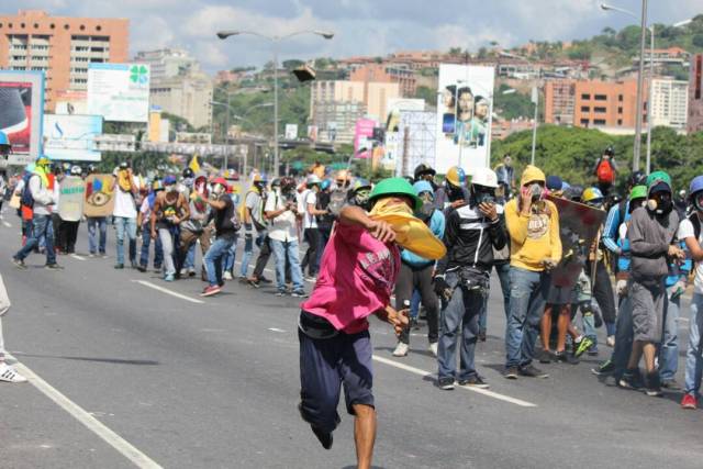 La resistencia no cede ante la brutal represión de la GN en la Fajardo. Foto: Régulo Gómez / LaPatilla.com