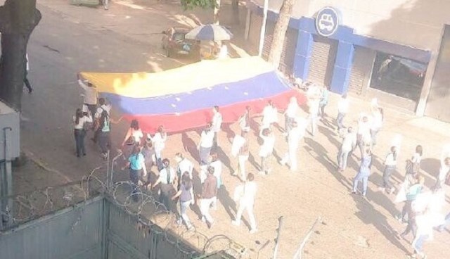 Protesta de docentes, padres y representantes por Santa Mónica, Caracas / Foto @TomasGuanipa