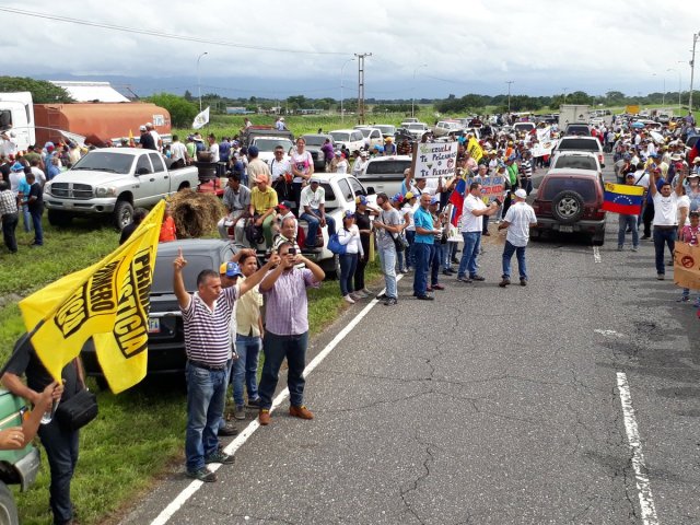 Foto: Agricultores realizan tractorazo en la carretera Barquisimeto-Acarigua /  Jose Ruiz Parra?