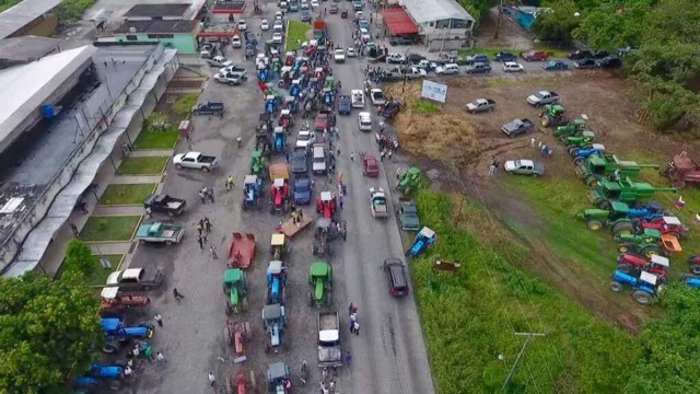 Mediante el tractorazo agropecuarios muestran su apoyo por la democracia del país