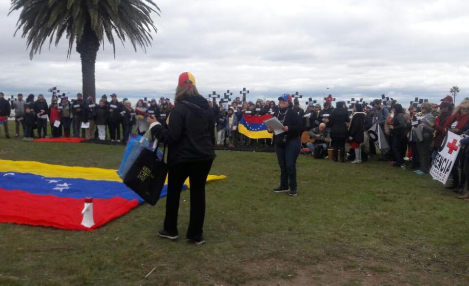 Venezolanos realizan protesta en  Uruguay (foto)