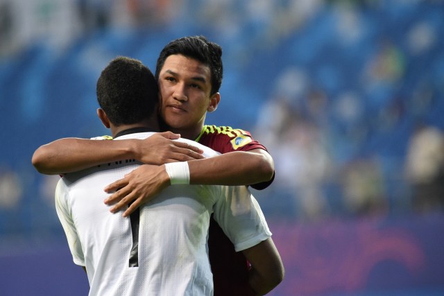 El portero de la vinotinto, Wuilker Faríñez, se abraza con su compañero Samuel Sosa (Foto: AFP)