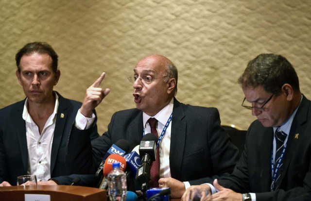  Los diputados de la oposición venezolana Carlos Lozano (L), Williams Davila (C) y Luis Florido dan una conferencia de prensa en la 47 Asamblea General de la OEA en Cancún, México, el 19 de junio de 2017. / AFP PHOTO / PEDRO PARDO