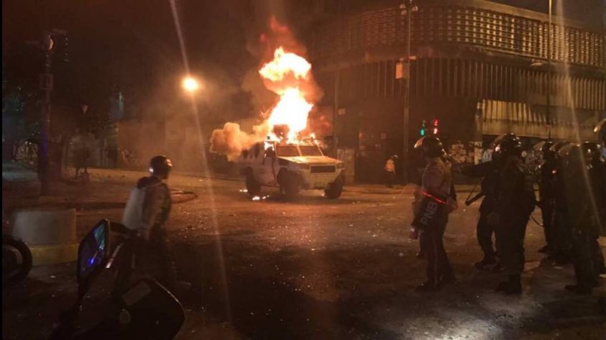 Quemaron tanqueta de la PNB en la Candelaria (Fotos y Video)