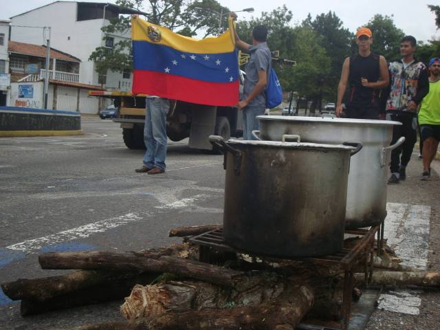 Cocinando en leña / El Nacional 