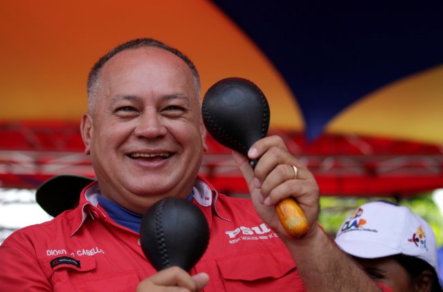 El diputado del Partido Socialista Unido de Venezuela, Diosdado Cabello, toca las maracas durante una manifestación de simpatizantes del presidente de Venezuela, Nicolás Maduro, en apoyo a la Asamblea Nacional Constituyente en Caracas, Venezuela, el 31 de mayo de 2017. REUTERS / Marco Bello 