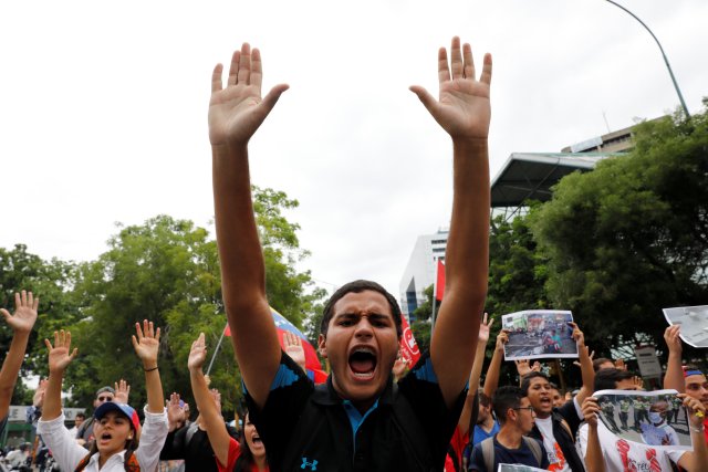 Los estudiantes ahora se trasladan hacia la Plaza Francia de Altamira. REUTERS/Carlos Garcia Rawlins