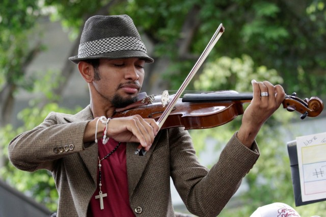 Venezuelan violinist Wuilly Arteaga plays during a gathering against Venezuela's President Nicolas Maduro's government in Caracas, Venezuela June 4, 2017. REUTERS/Marco Bello