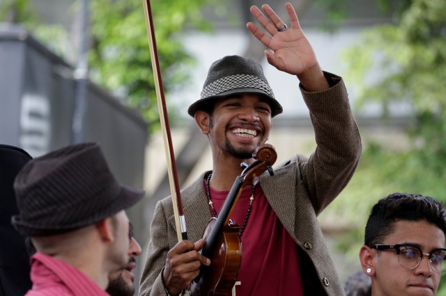 Venezuelan violinist Wuilly Arteaga (C) waves during a gathering against Venezuela's President Nicolas Maduro's government in Caracas, Venezuela June 4, 2017. REUTERS/Marco Bello