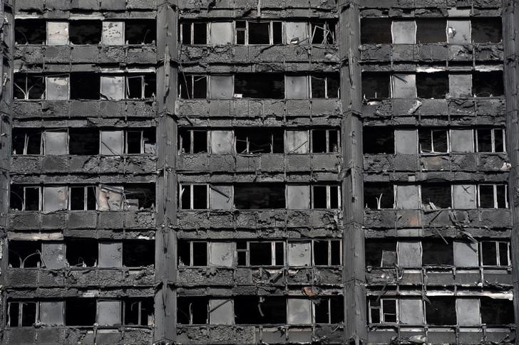 Protesta ante la residencia de Theresa May por incendio del edificio en Londres