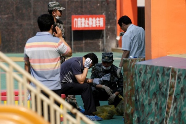 Investigadores trabajan en la zona de la explosión en el jardín infantil en la provincia de Jiangsu, China. 16 de junio 2017. El hombre que activó el jueves un explosivo casero en el exterior de un jardín infantil en China y provocó la muerte de ocho personas y heridas a otras 65, tenía una enfermedad neurológica y había garabateado palabras sobre la muerte en las paredes de su casa, dijeron las autoridades el viernes. REUTERS/Aly Song