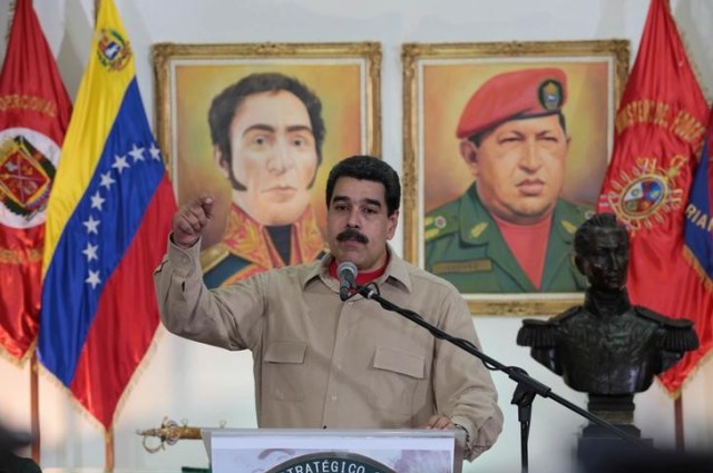 El presidente de Venezuela, Nicolás Maduro, en una reunión con miembros del Ejército en el Ministerio de Defensa en Caracas, jun 15, 2017. El Gobierno de Venezuela calificó el viernes como una "amenaza" el endurecimiento de la política de Estados Unidos hacia su aliado Cuba anunciado por el presidente Donald Trump, mientras que México fue más cauto y pidió "diálogo" a los otrora enemigos de la Guerra Fría. Miraflores Palace/Handout via REUTERS IMAGEN PROPIEDAD DE TECEROS