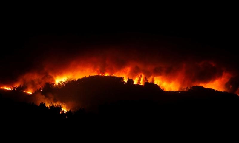 Portugal intenta sofocar un fuego que ha quemado el futuro de muchos pueblos