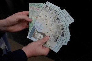 Billetes del nuevo cono son vendidos en la frontera de Colombia