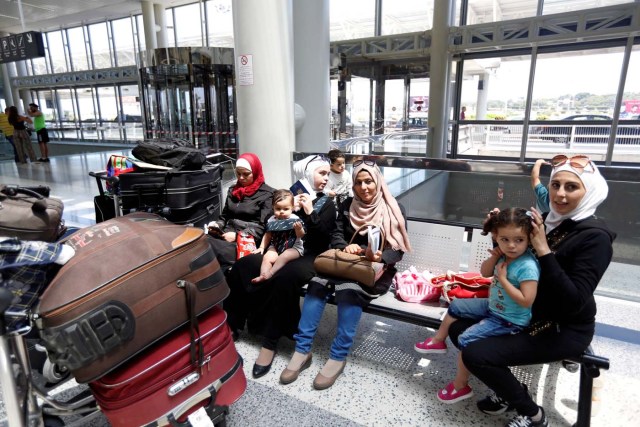 Pasajeros esperan abordar un vuelo hacia Estados Unidos desde el Líbano June 29, 2017. REUTERS/Jamal Saidi