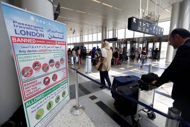 Pasajeros esperan abordar un vuelo hacia Estados Unidos desde el Líbano June 29, 2017. REUTERS/Jamal Saidi