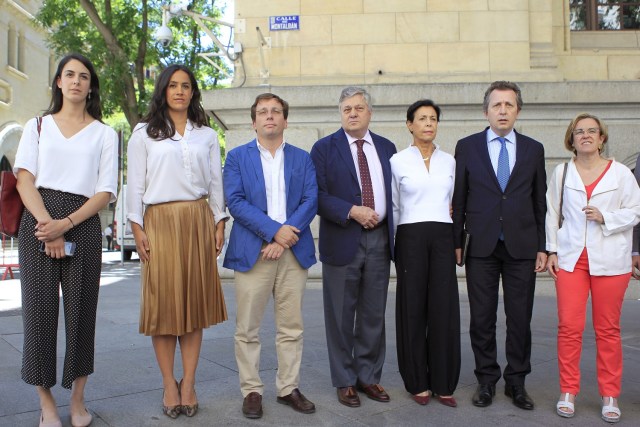 GRA323. MADRID, 05/06/2017.- Antonieta Mendoza (3d) y Leopoldo López (4d), padres del político venezolano Leopoldo López, junto a la portavoz municipal, Rita Maestre (i) y los portavoces de Ciudadanos, Begoña Villacís (2i), Partido Popular, José Luis Martínez-Almeida (3i) y PSOE, Purificación Causapié, durante el encuentro mantenido hoy en Madrid. EFE/Víctor Lerena