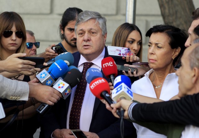 GRA324. MADRID, 05/06/2017.- Antonieta Mendoza y Leopoldo López, padres del político venezolano Leopoldo López, atienden a los medios tras su reunión con la alcaldesa de Madrid, Manuela Carmena y los portavoces municipales, hoy en Madrid. EFE/Víctor Lerena