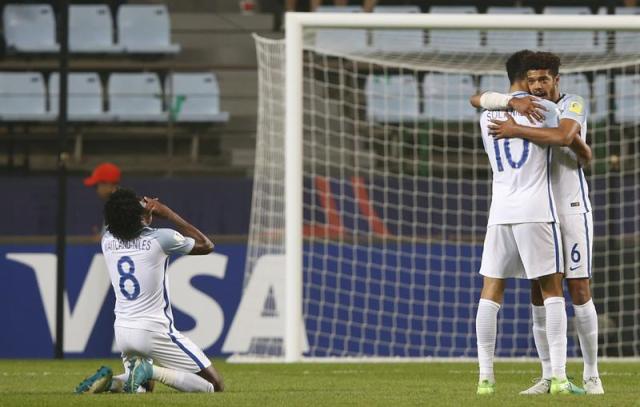 Los jugadores de la selección inglesa celebran tras el final del partido en el que se han impuesto por 1-3 durante la semifinal del Mundial sub'20 disputada contra Italia en el estadio Jeonju World Cup Stadium, en Joenju (Corea del Sur), hoy, 8 de junio de 2017. EFE/Kim Hee-Chul