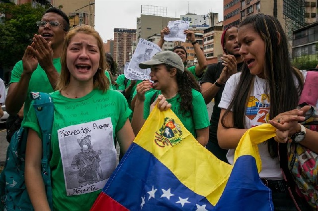 Protestan en lugar donde forenses investigan la muerte de Neomar Lander