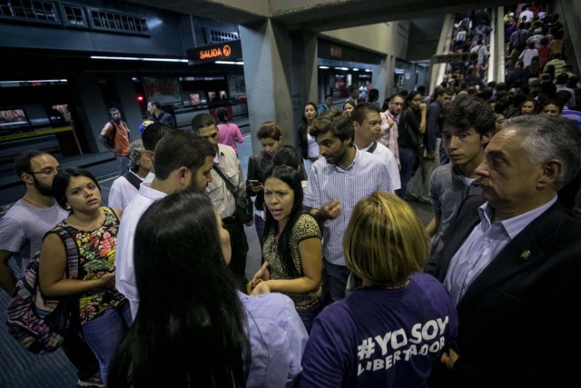 CAR01. CARACAS (VENEZUELA), 15/06/2017.- El alcalde del municipio caraqueño El Hatillo, David Smolanzky(3-i) y el diputado Juan Andrés Mejia (3-d) participan en una manifestación en una estación del Metro hoy, jueves 15 de junio de 2017, en Caracas (Venezuela). Varios diputados y dirigentes de la oposición venezolana abordaron hoy el Metro y algunos autobuses de Caracas para explicar a los ciudadanos las razones por las que se oponen al cambio de Constitución que impulsa el Gobierno mediante la elección de una Asamblea Constituyente, prevista para el 30 de julio. EFE/Miguel Gutiérrez